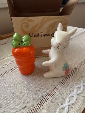 Cracker Barrel Orange Carrot & White Bunny Salt and Pepper Shakers